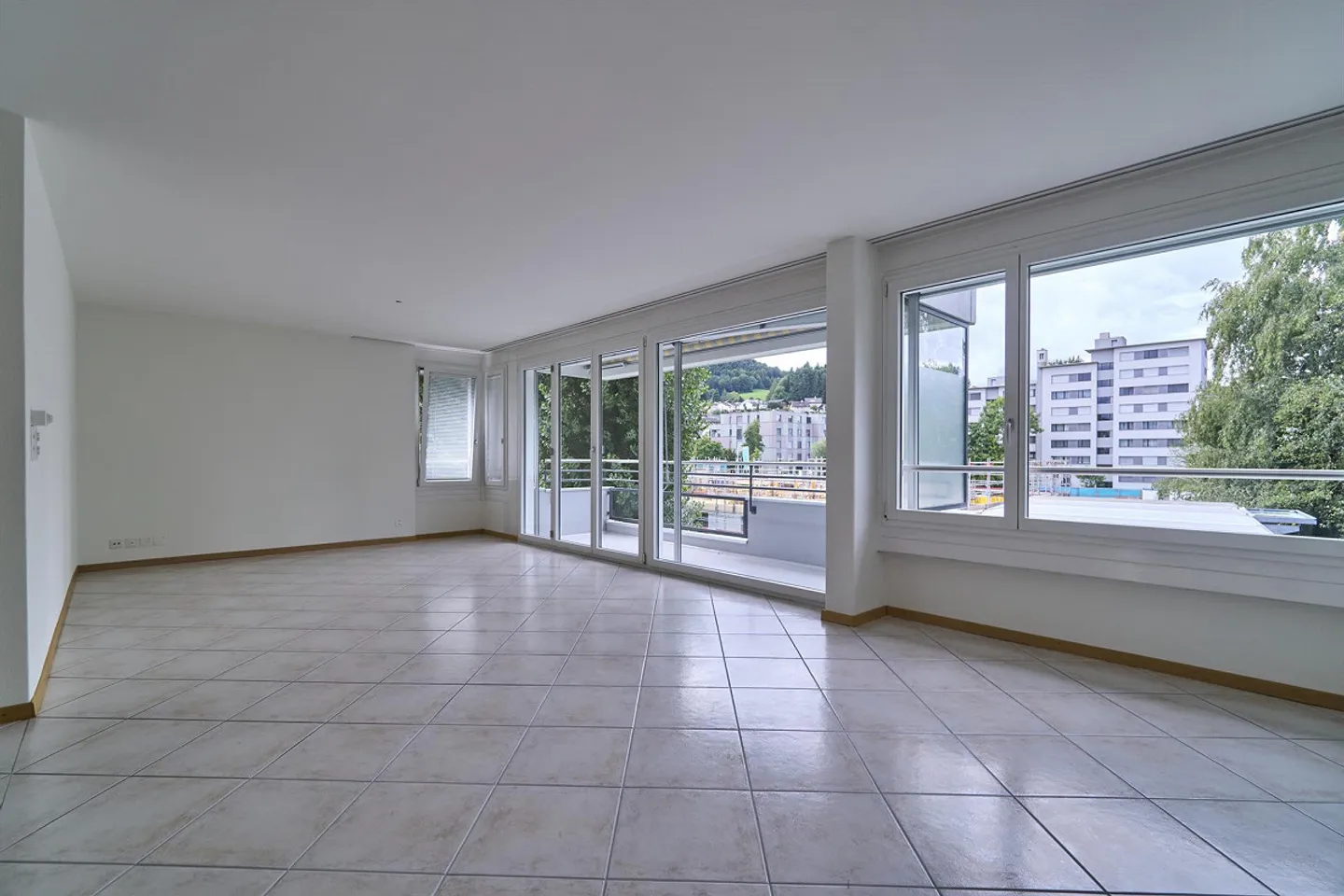 Bright, quiet and centrally located apartment including parking space - Photo 3 of 12