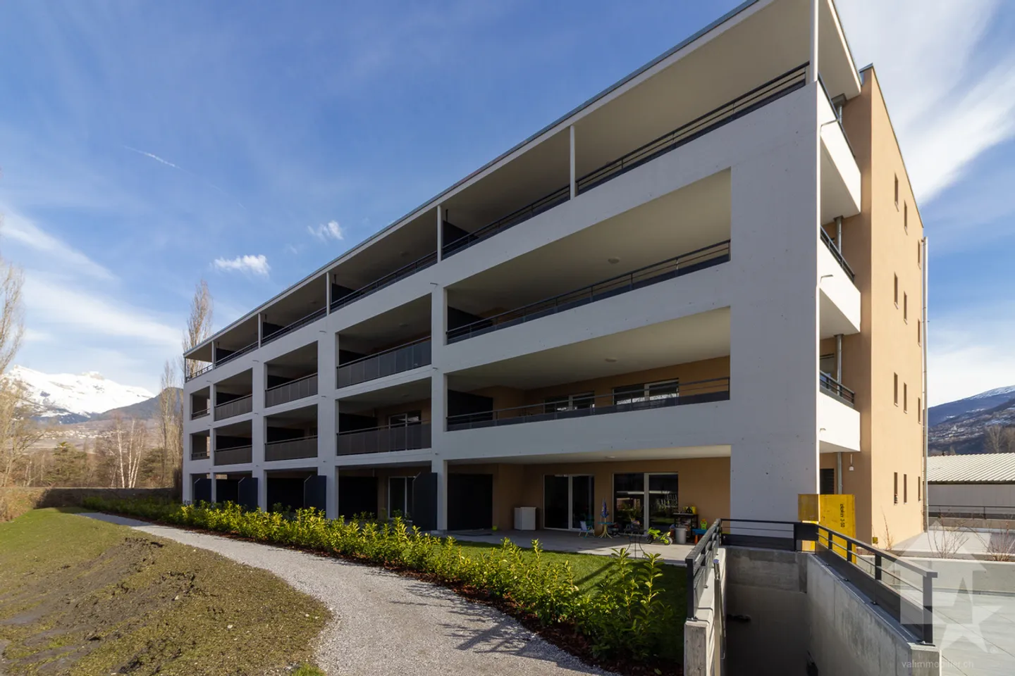 3.5 room apartment of 105 m2 with terrace and lawn - Photo 6 of 7