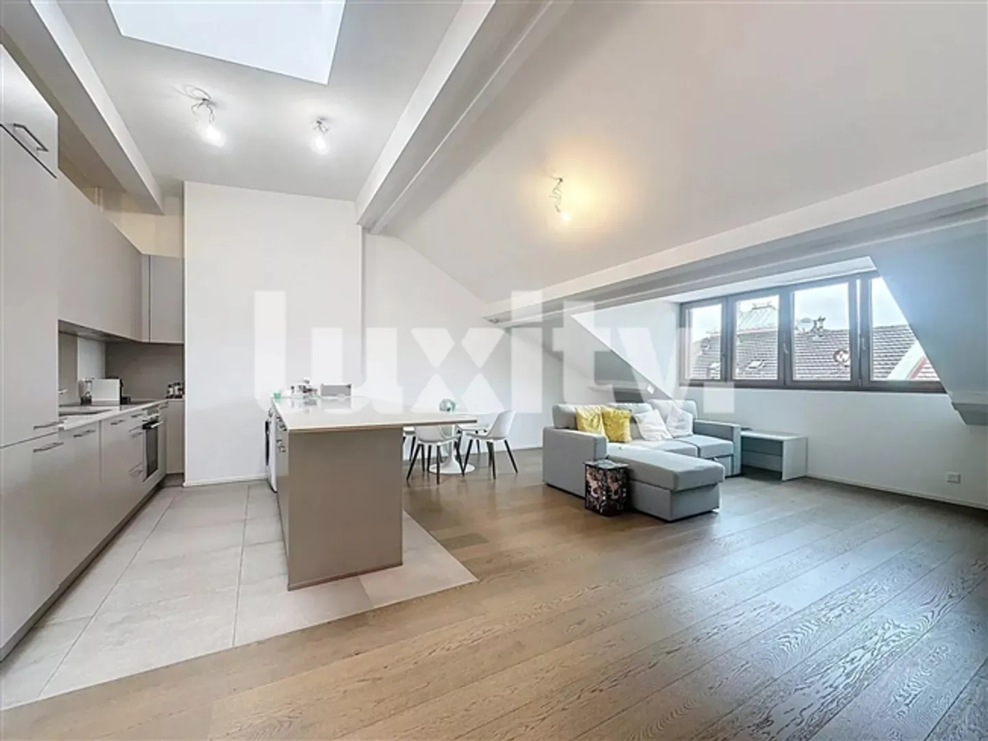 Penthouse rénové avec confort moderne - Photo 1 sur 3