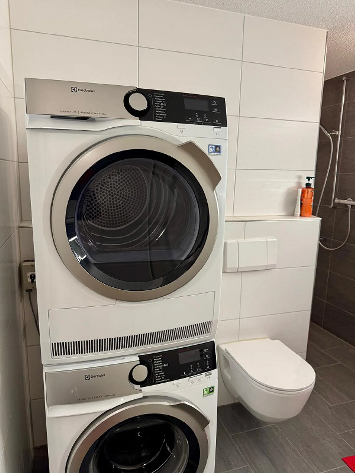 Appartamento di 3,5 stanze con patio, lavatrice/asciugatrice propria, 2 bagni - Foto 24 di 30
