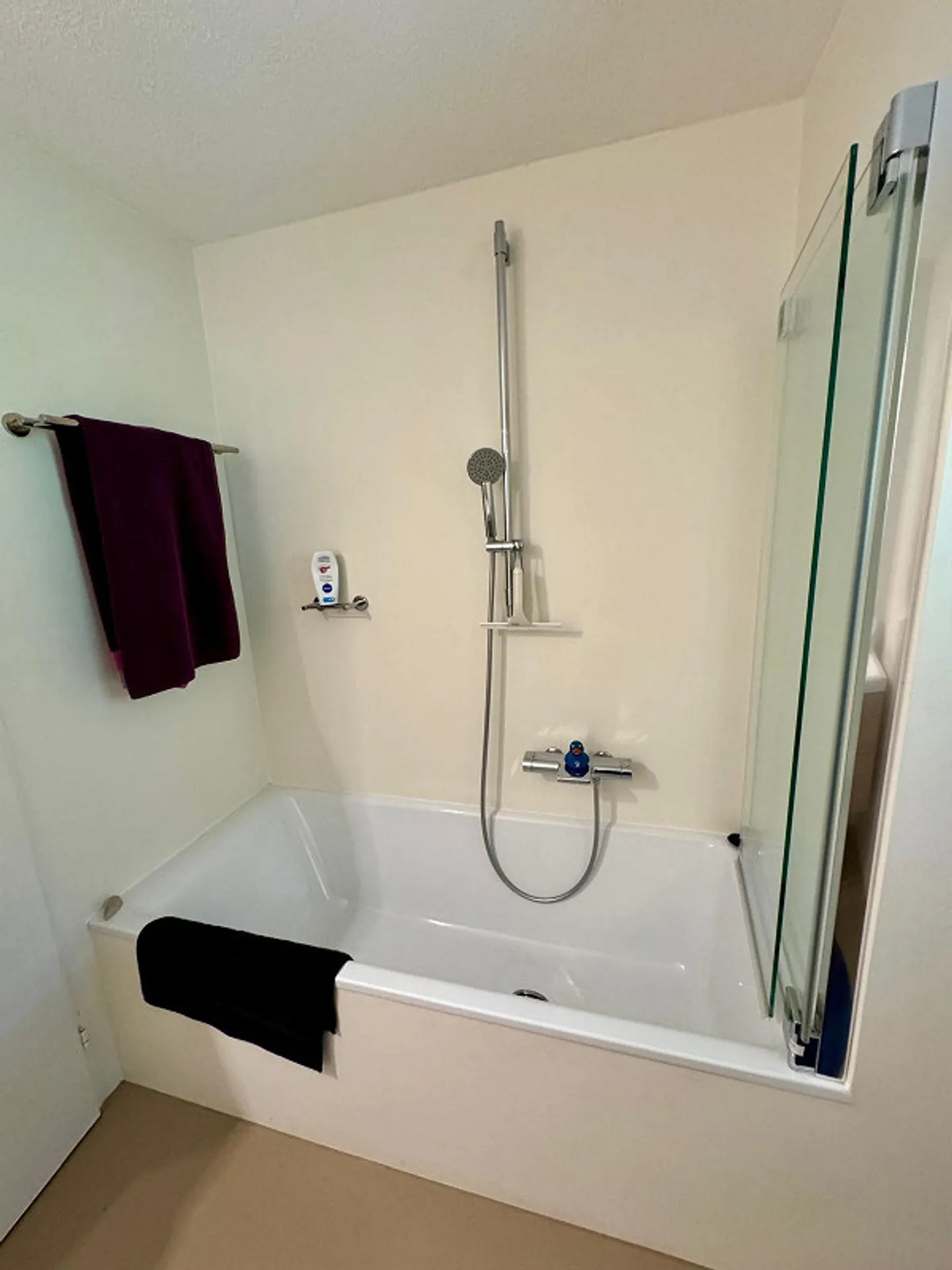 Appartamento di 3,5 stanze con patio, lavatrice/asciugatrice propria, 2 bagni - Foto 27 di 30