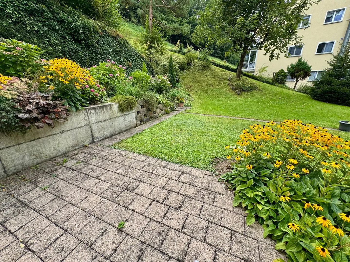 Appartamento di 3,5 stanze con patio, lavatrice/asciugatrice propria, 2 bagni - Foto 28 di 30