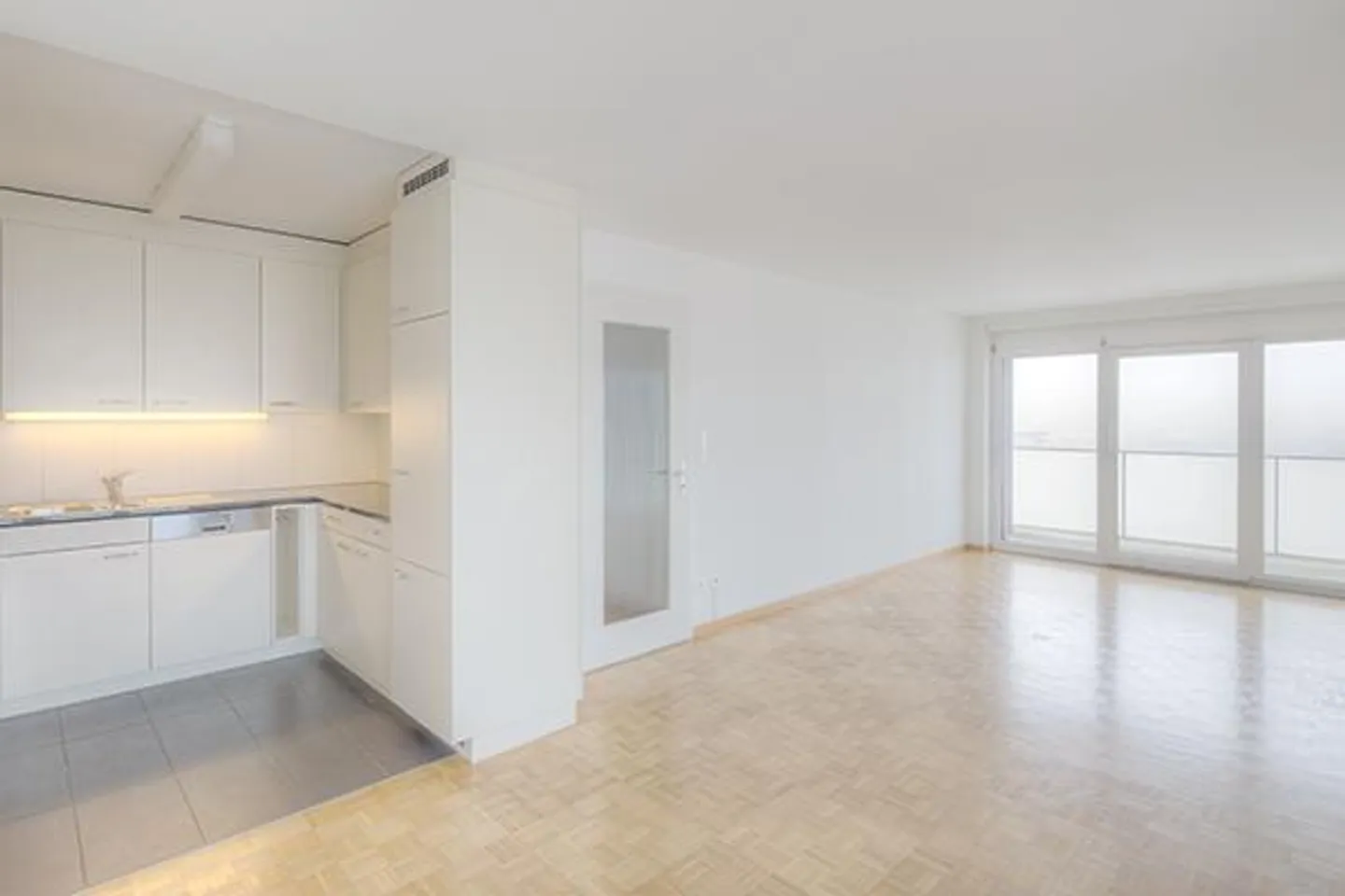 Appartamento moderno con balcone - Foto 2 di 8