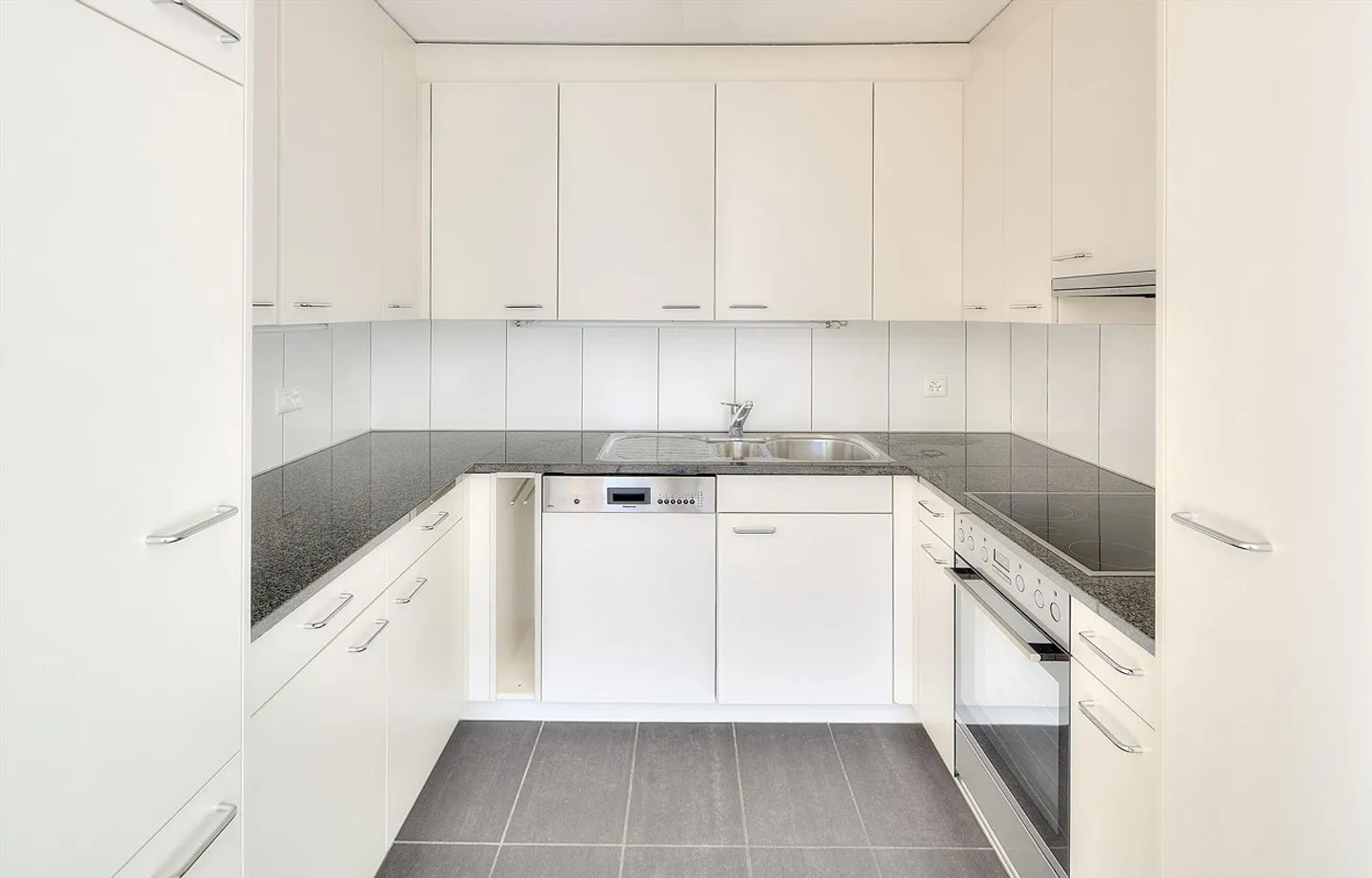 Appartamento moderno con balcone - Foto 3 di 8