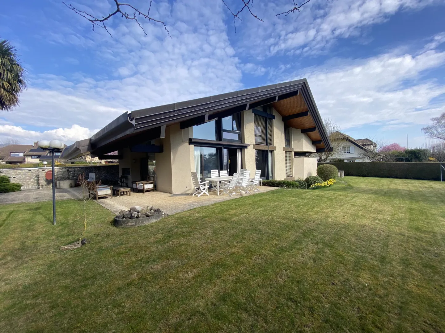 EXCLUSIVITÉ - Villa Individuelle de 9 Pièces avec Jardin - Photo 3 sur 7