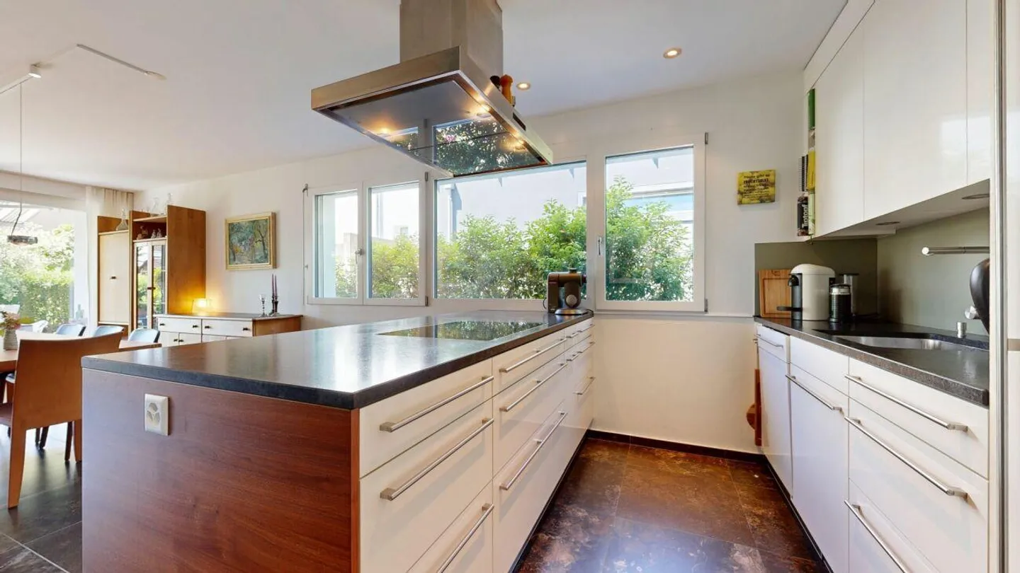 Modern Single-Family Home in Exclusive Residential Area - Photo 3 of 17