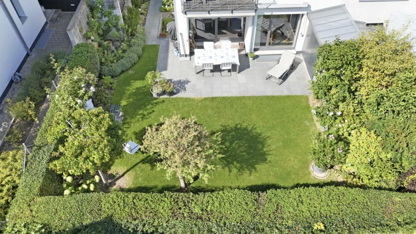 Modern Single-Family Home in Exclusive Residential Area - Photo 14 of 17