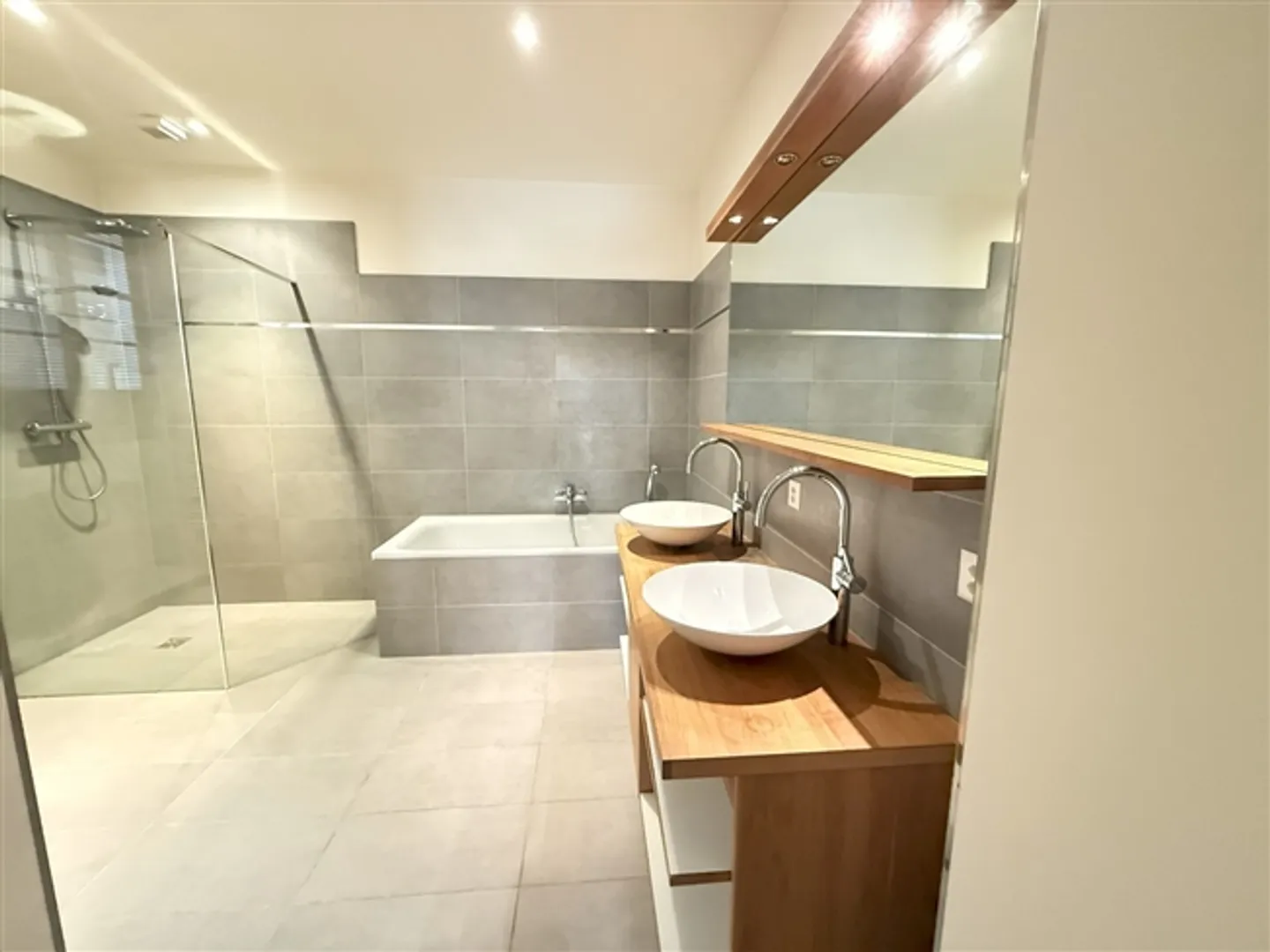 ECCELLENTE TRIPLEX CON GIARDINO DI 6 CAMERE - Foto 9 di 13