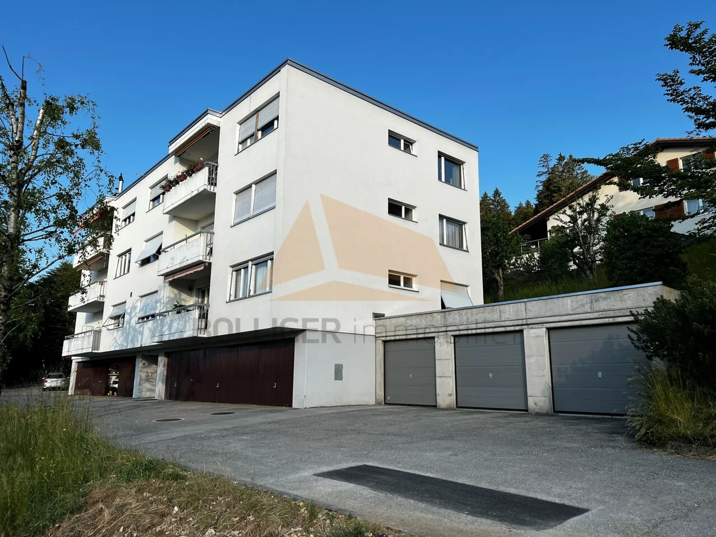 „ZU VERKAUFEN

5,5-Zimmer-Wohnung
und Garage in PPE“ - Foto 2 von 11