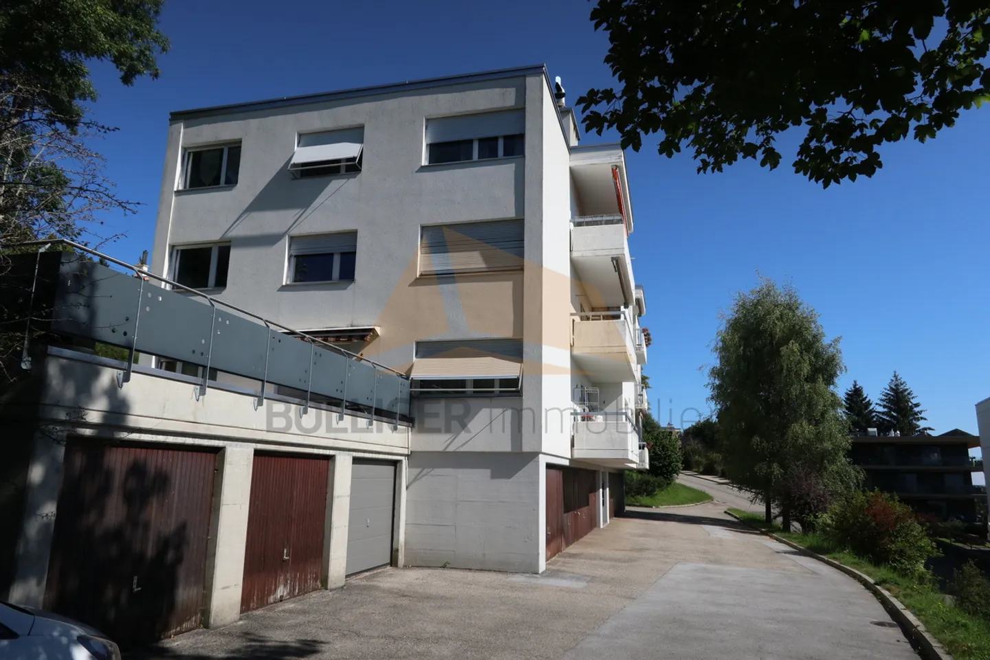 „ZU VERKAUFEN

5,5-Zimmer-Wohnung
und Garage in PPE“ - Foto 3 von 11