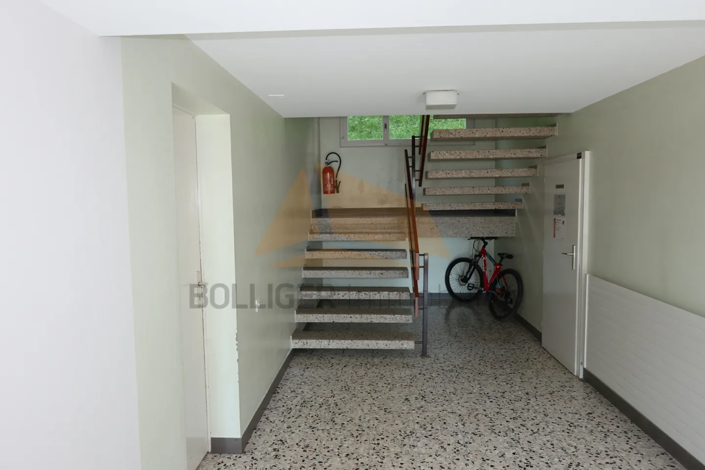 „ZU VERKAUFEN

5,5-Zimmer-Wohnung
und Garage in PPE“ - Foto 4 von 11