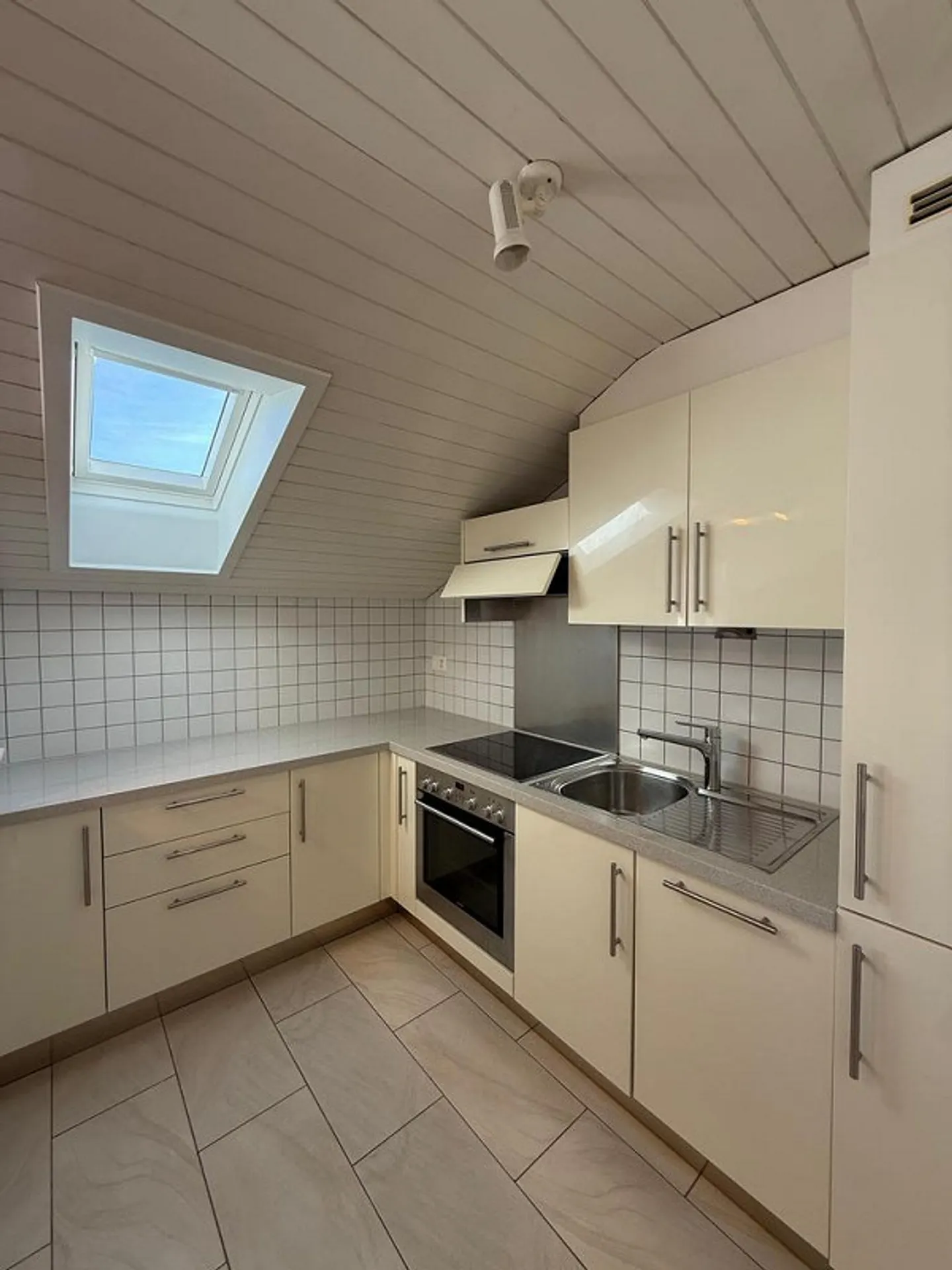 2.5 attic apartment on the 2nd floor with balcony - Photo 3 of 11