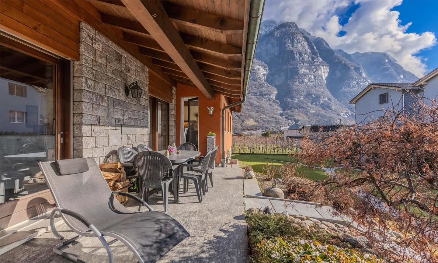 Fascinating single-family house with 4.5 rooms and garden in Biasca - Photo 3 of 9