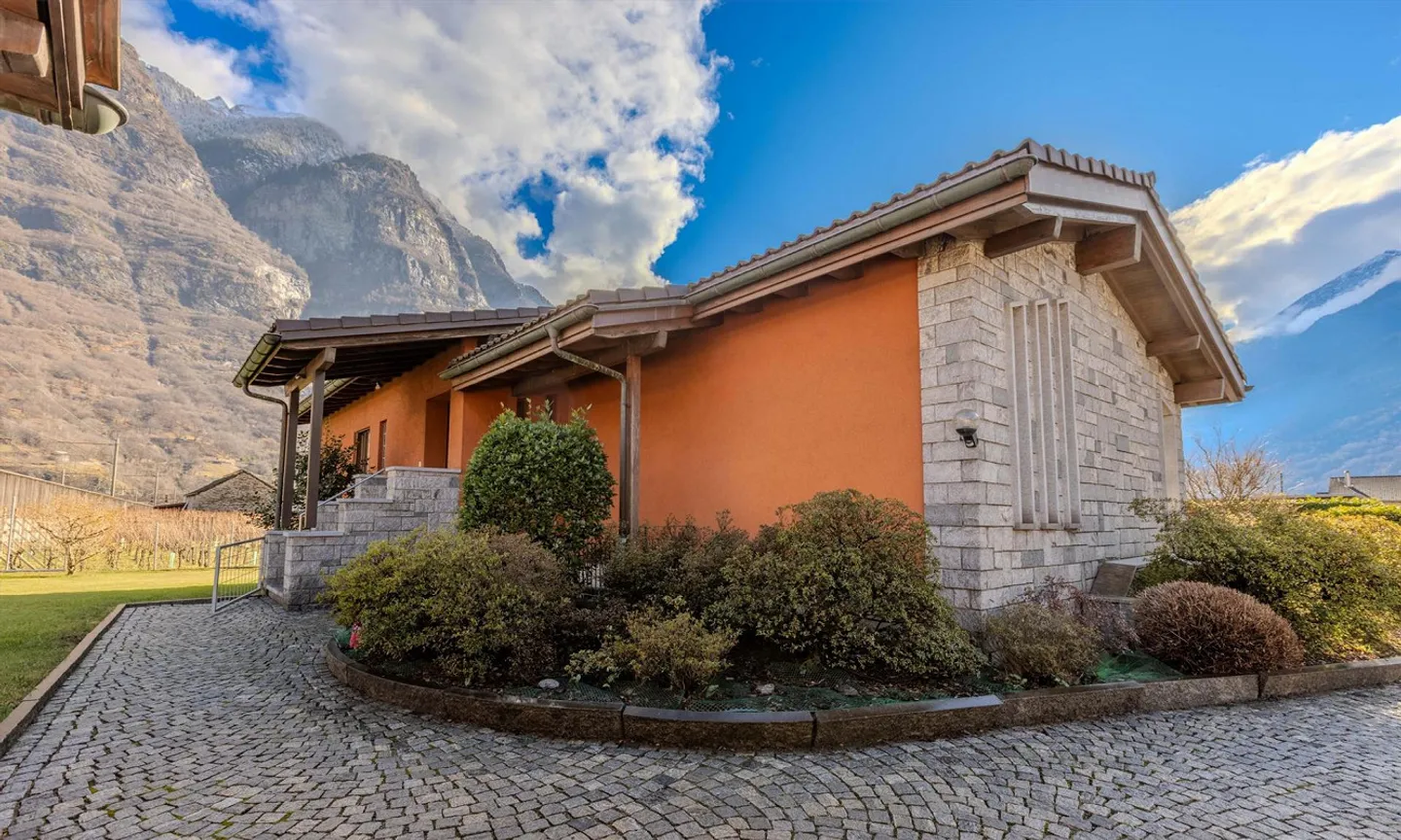 Fascinating single-family house with 4.5 rooms and garden in Biasca - Photo 2 of 9