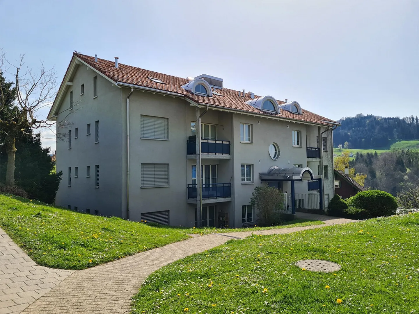 Geräumige 4.5-Zimmerwohnung im 2. OG mit 2 Balkonen und 2 Nasszellen - Foto 1 von 10