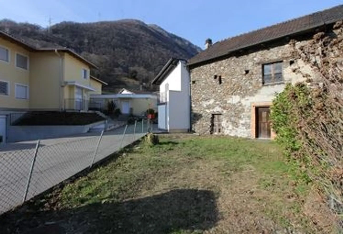 Sezione di casa da sviluppare con giardino - Foto 2 di 6