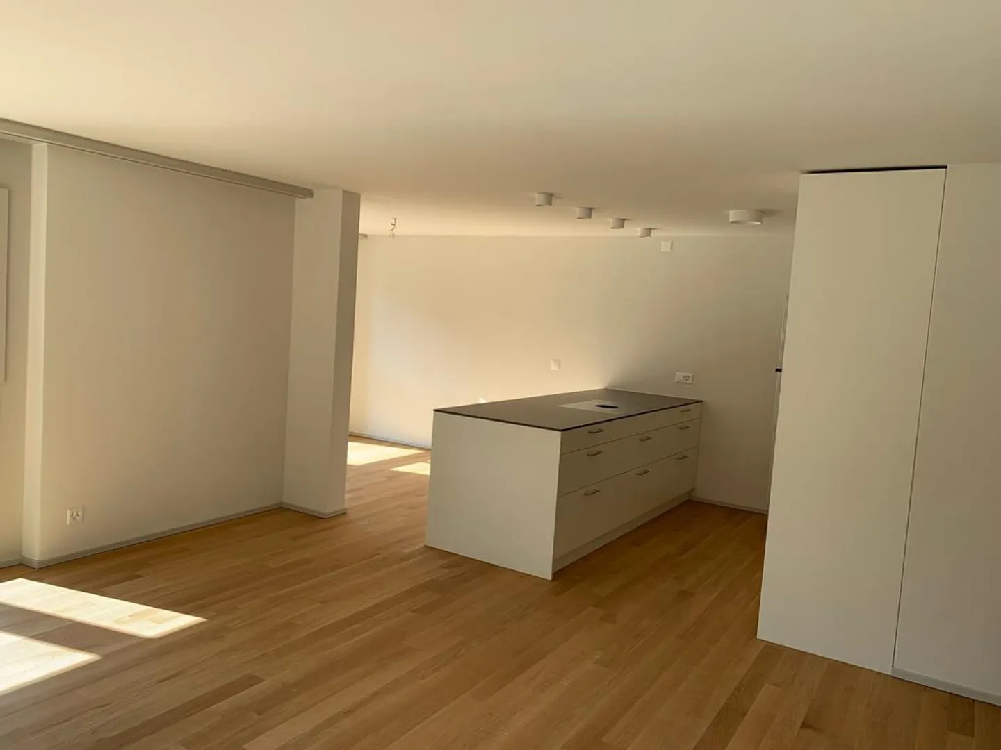 Appartamento luminoso e moderno di 4,5 stanze in affitto - Foto 2 di 9