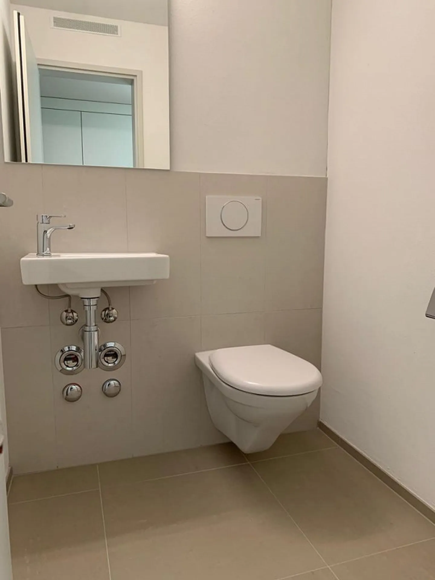 Appartamento luminoso e moderno di 4,5 stanze in affitto - Foto 4 di 9