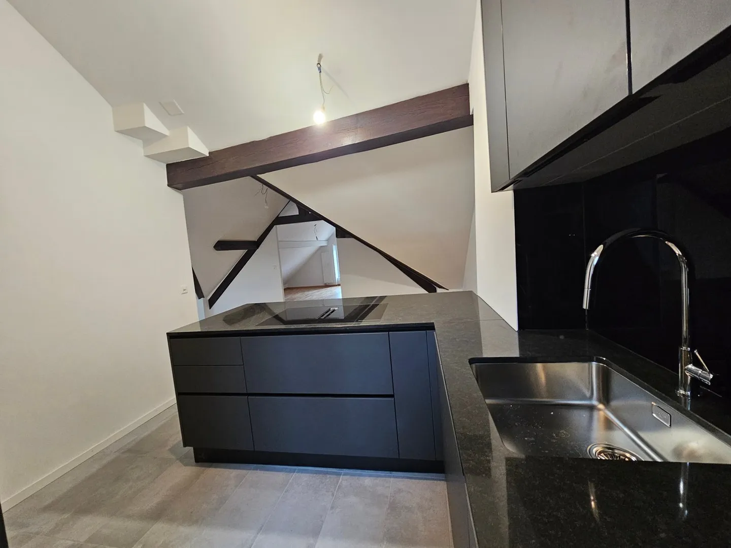 Incantevole appartamento loft di 1,5 stanze con travi a vista a Cortaillod - Foto 3 di 10