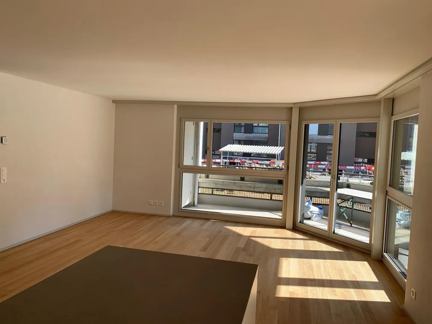 Appartamento luminoso e moderno di 4,5 stanze in affitto - Foto 7 di 9