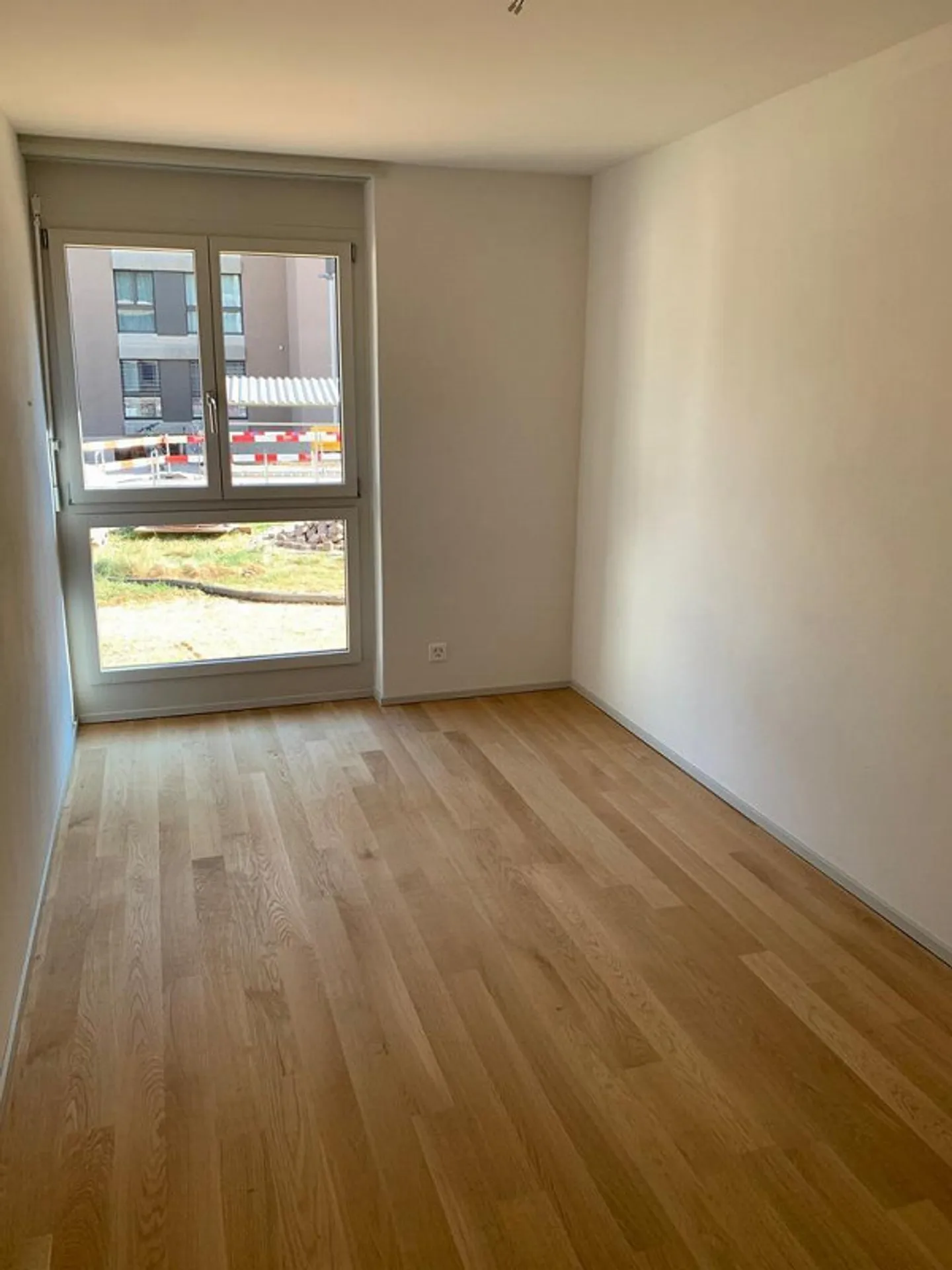 Appartamento luminoso e moderno di 4,5 stanze in affitto - Foto 8 di 9