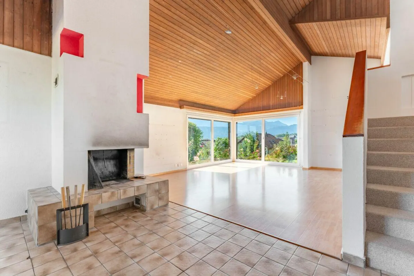 A beautiful location with mountain view: Single-family house with a rental apartment - Photo 5 of 21