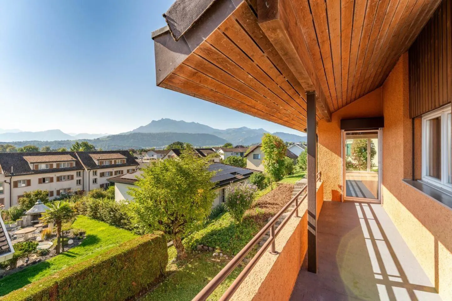 A beautiful location with mountain view: Single-family house with a rental apartment - Photo 12 of 21