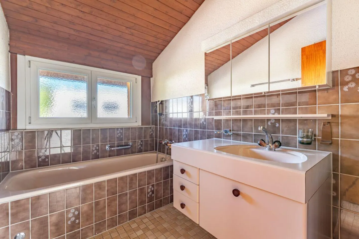 A beautiful location with mountain view: Single-family house with a rental apartment - Photo 8 of 21