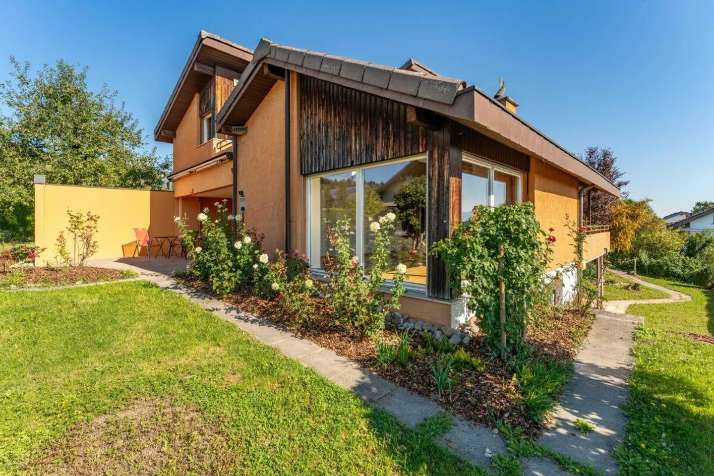 A beautiful location with mountain view: Single-family house with a rental apartment - Photo 14 of 21
