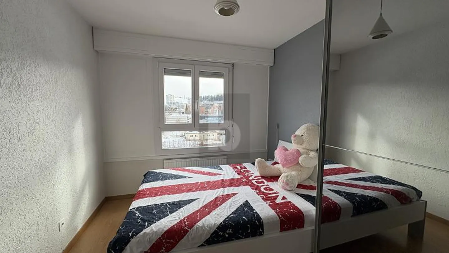 IDEAL GELEGEN IN DER NÄHE VON GESCHÄFTEN - Foto 4 von 6