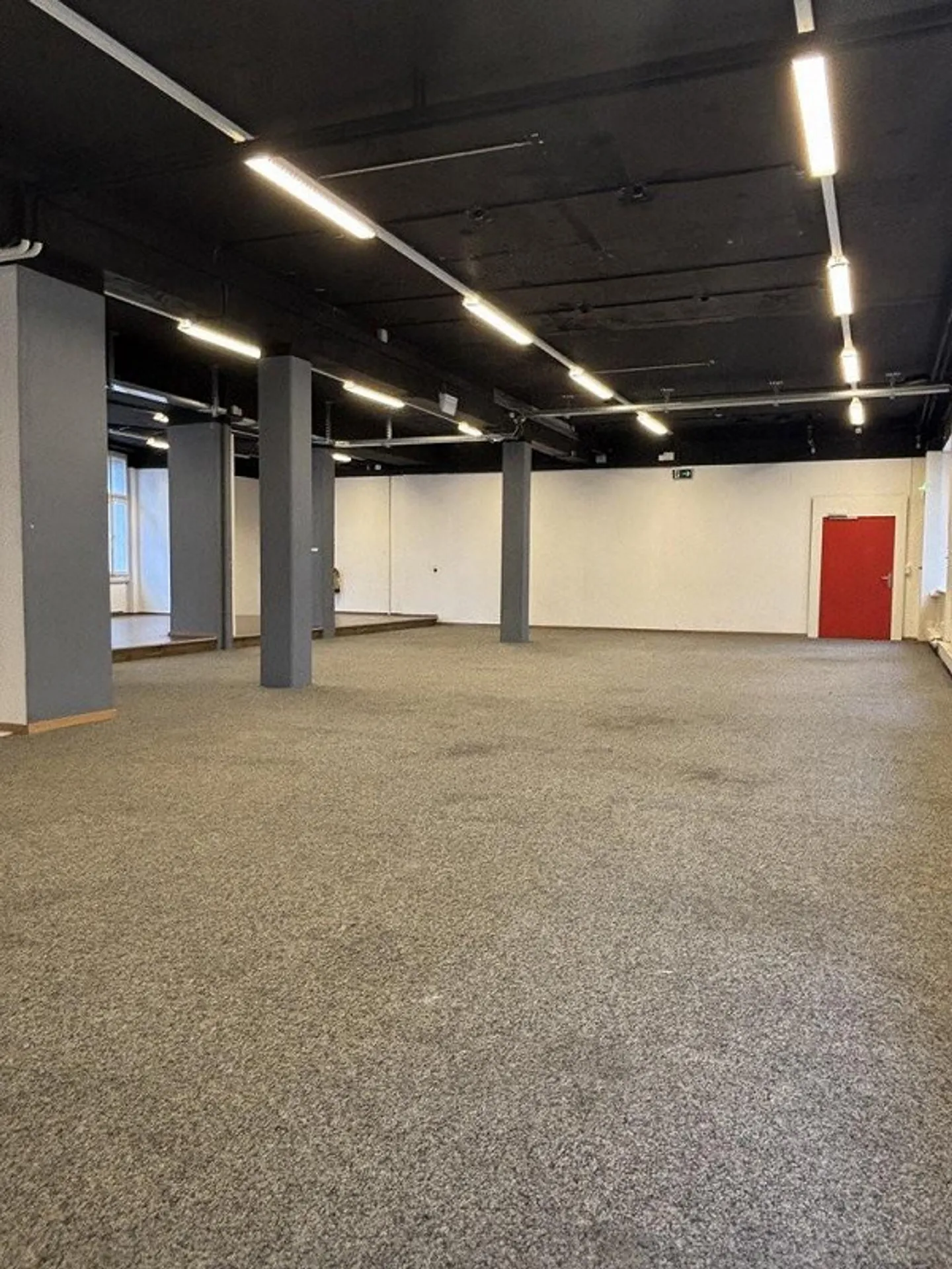 Spazio commerciale spazioso e versatile in una posizione centrale ad Aarau - Foto 2 di 9