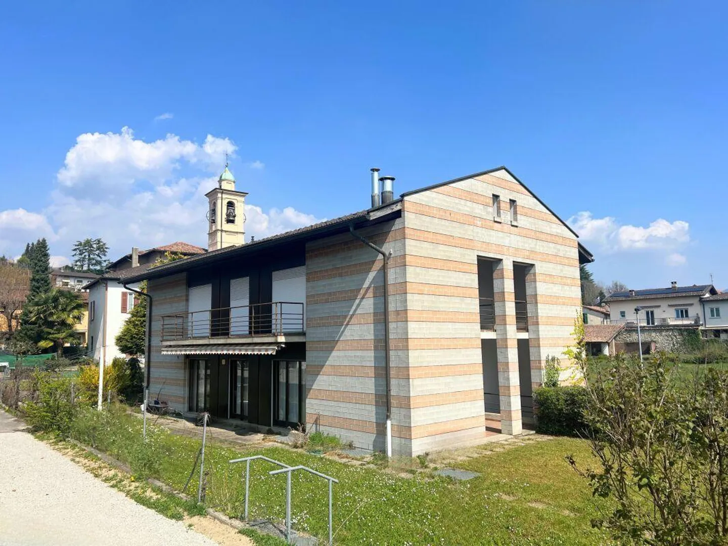Grande villa avec deux unités résidentielles sur trois niveaux avec jardin - Photo 1 sur 18