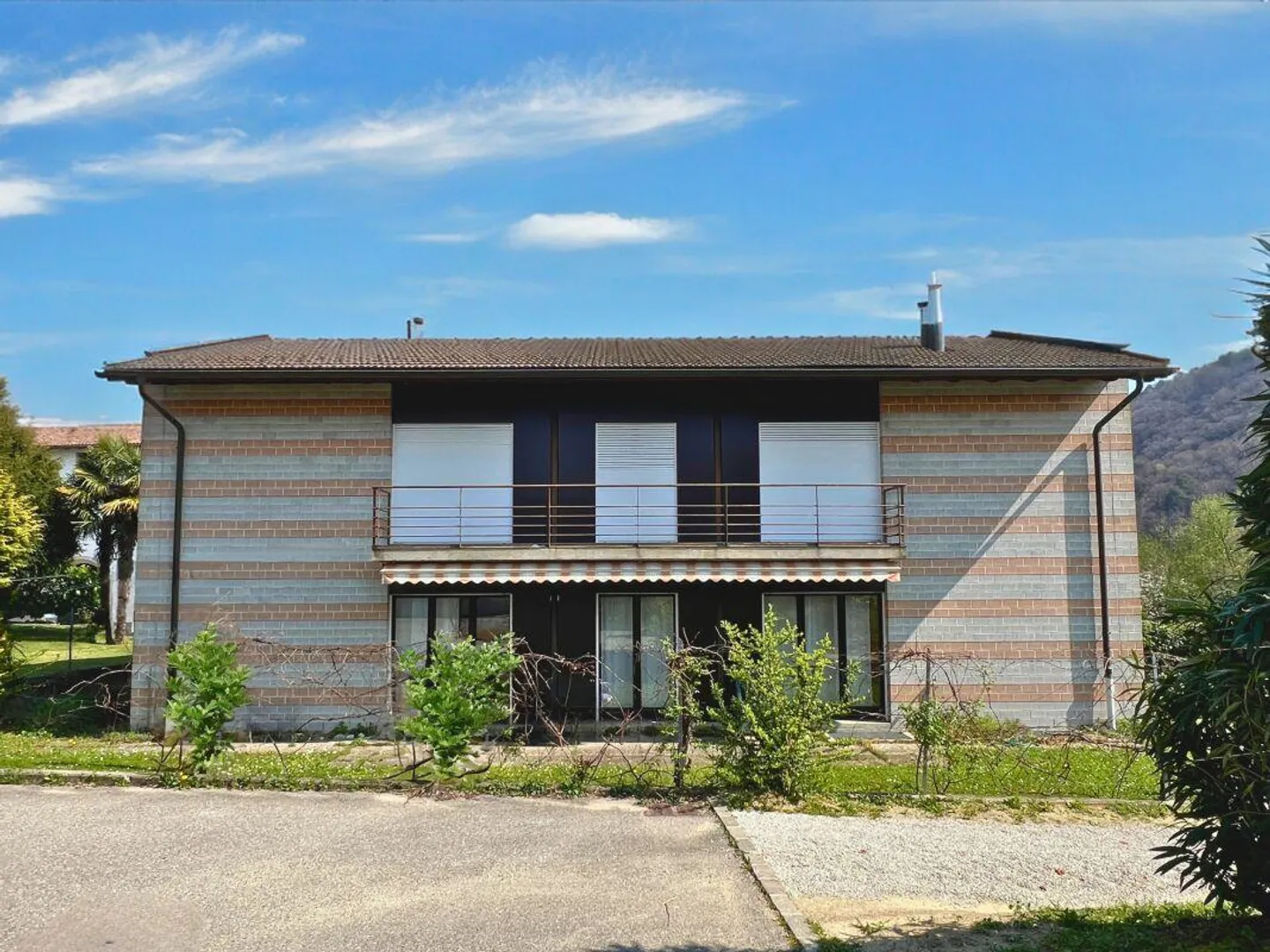 Grande villa avec deux unités résidentielles sur trois niveaux avec jardin - Photo 2 sur 18