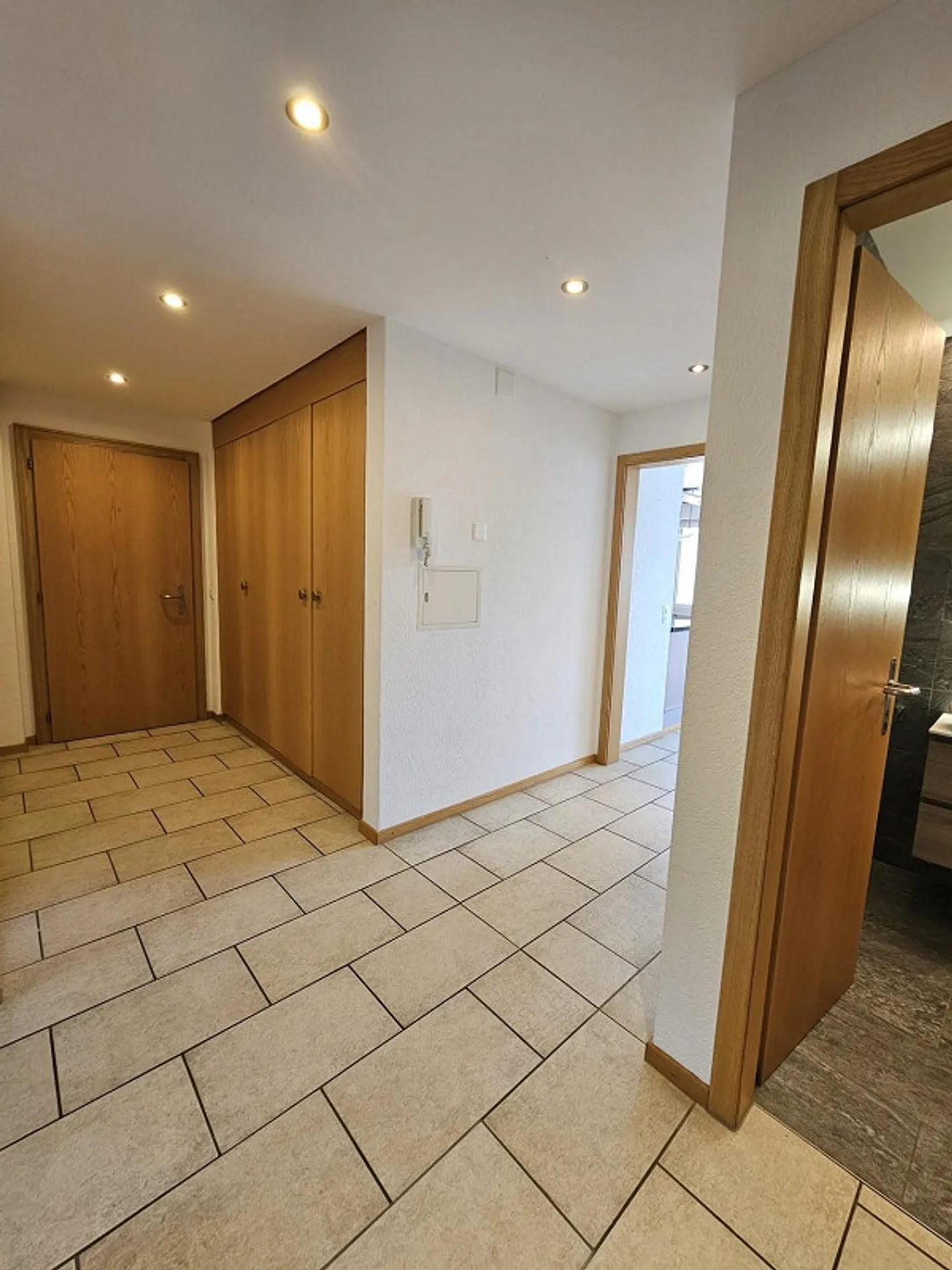 Moderne 3.5-Zimmerwohnung mit Balkon - Foto 2 von 9