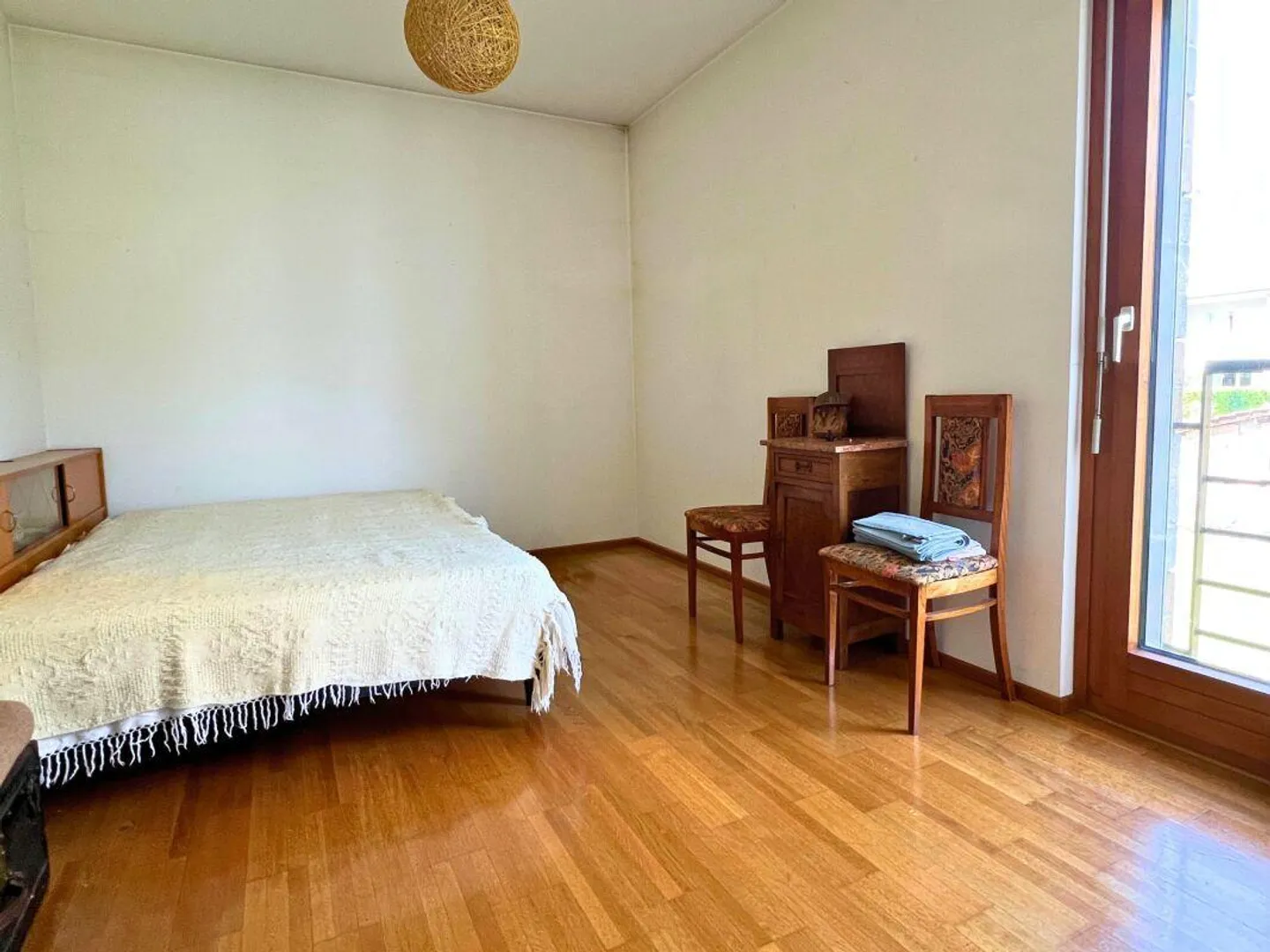 Grande villa avec deux unités résidentielles sur trois niveaux avec jardin - Photo 12 sur 18