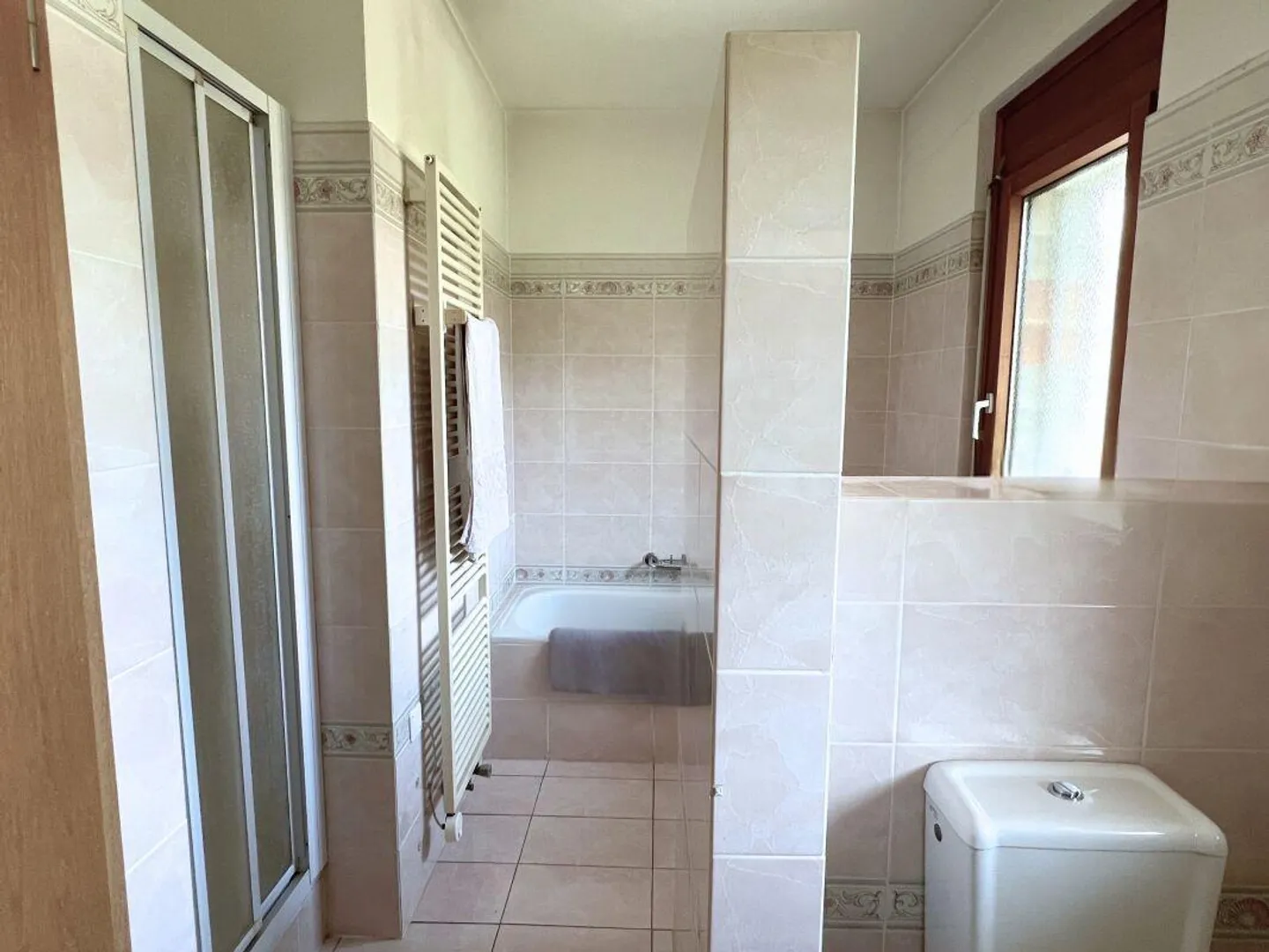 Grande villa avec deux unités résidentielles sur trois niveaux avec jardin - Photo 14 sur 18