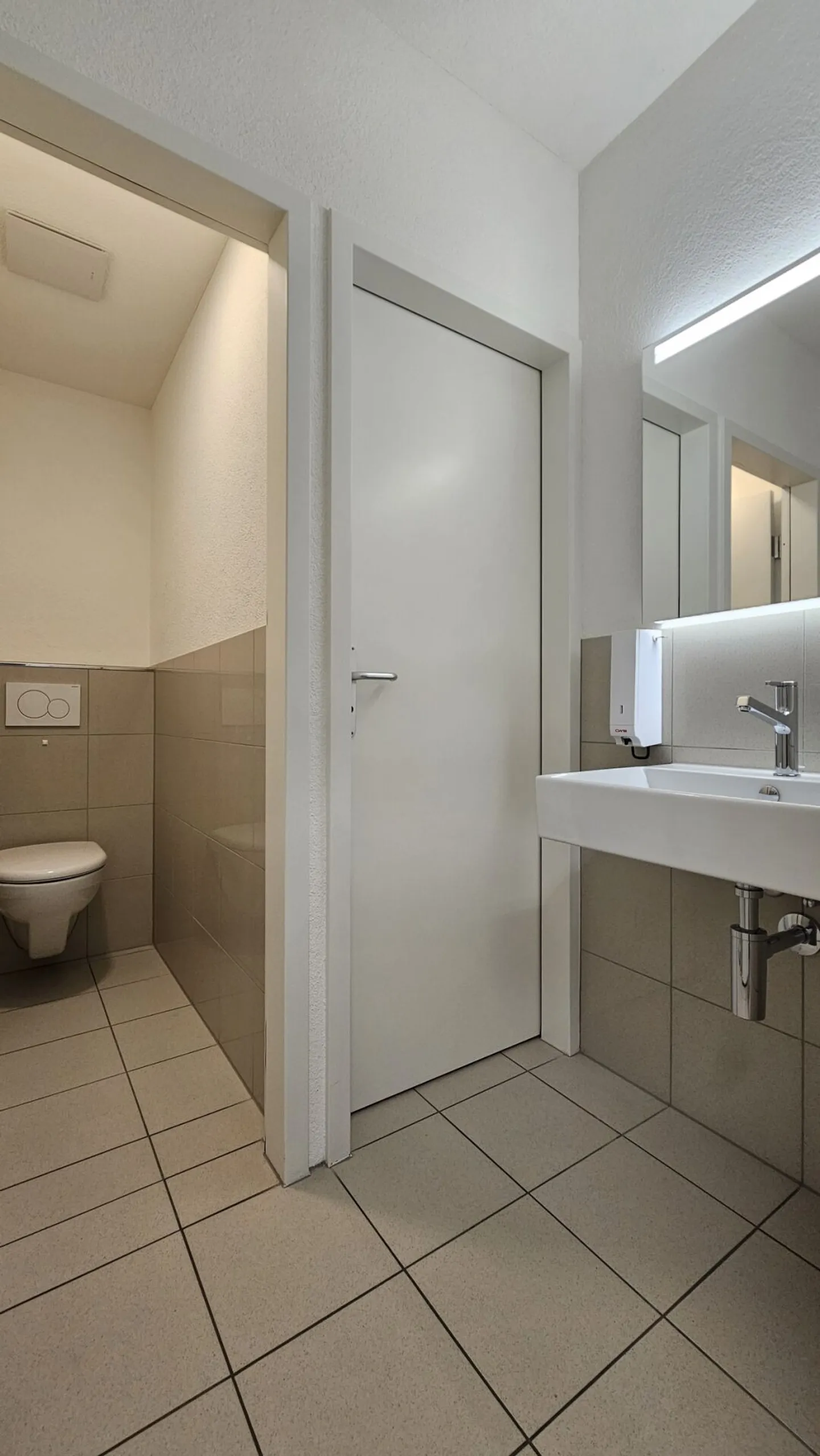 Ufficio o spazio commerciale ben progettato e praticamente suddiviso "Plug & Work" - Foto 7 di 11