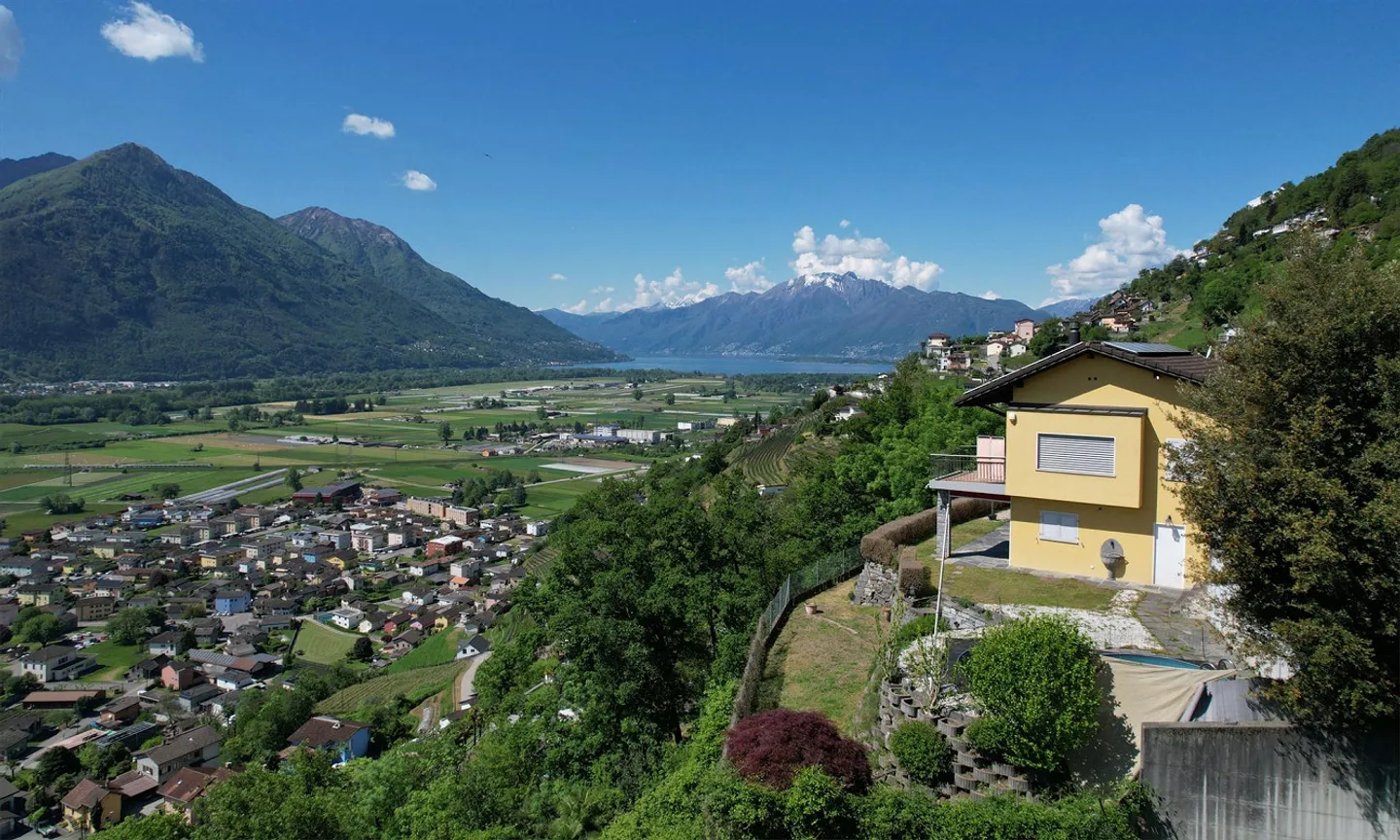 Stupenda Villa con Vista Panoramica sul Lago ad Agarone-Cugnasco - Foto 1 di 9