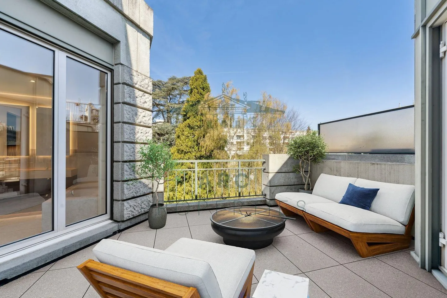 CHAMPEL - APPARTEMENT PENTHOUSE RÉNOVÉ EXTRAORDINAIRE - Photo 8 sur 10