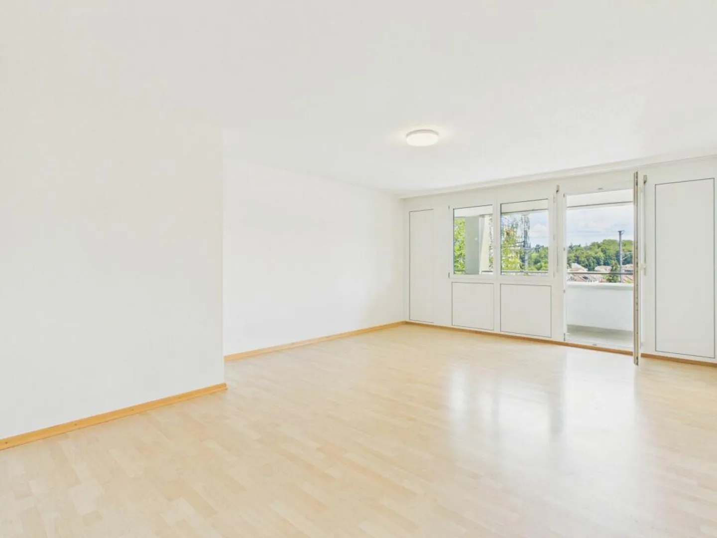 Cozy apartment directly at Uzwil train station - Photo 2 of 10