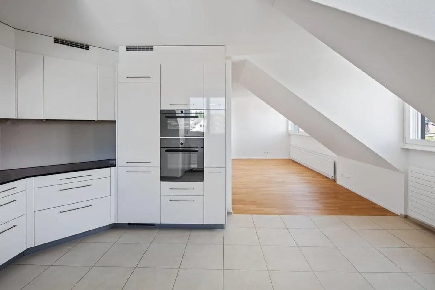 Top moderne Dachwohnung mit Galeriezimmer - Im Herzen von Flawil - Foto 3 von 11