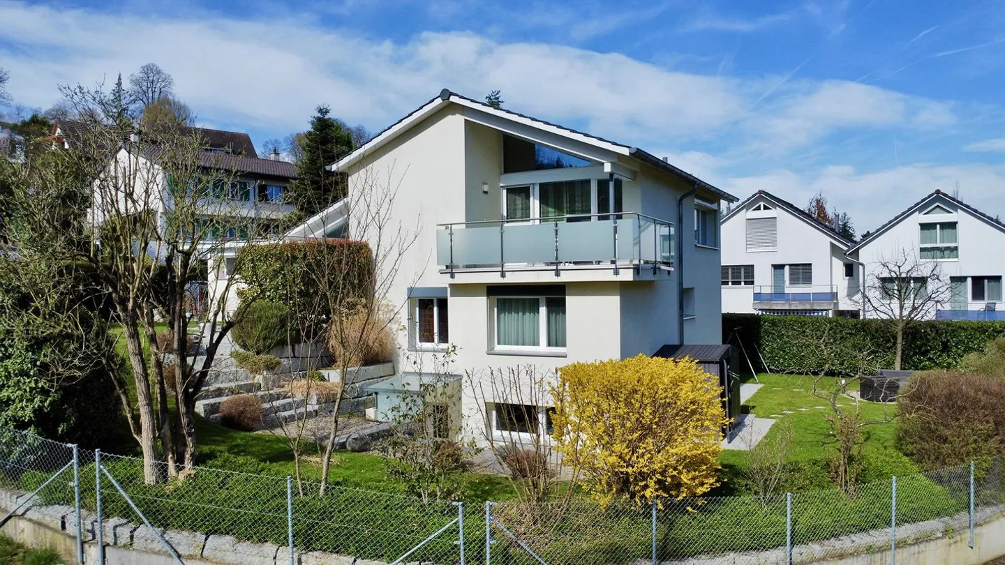 Muttenz: Villa indipendente - 6.5 stanze su un terreno da sogno in una posizione tranquilla - Foto 1 di 14