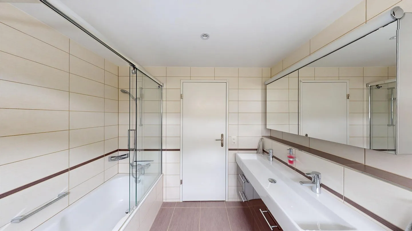 Muttenz: Villa indipendente - 6.5 stanze su un terreno da sogno in una posizione tranquilla - Foto 8 di 14