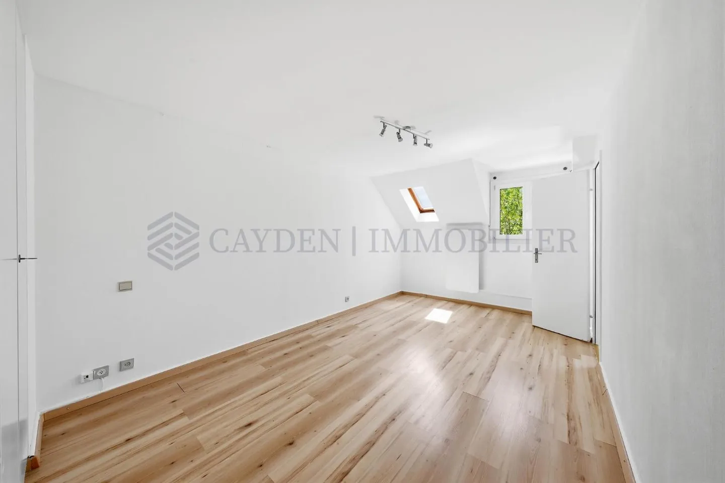 Renovated semi-detached villa with independent studio in a preferred residential area in Commugny - Photo 6 of 11