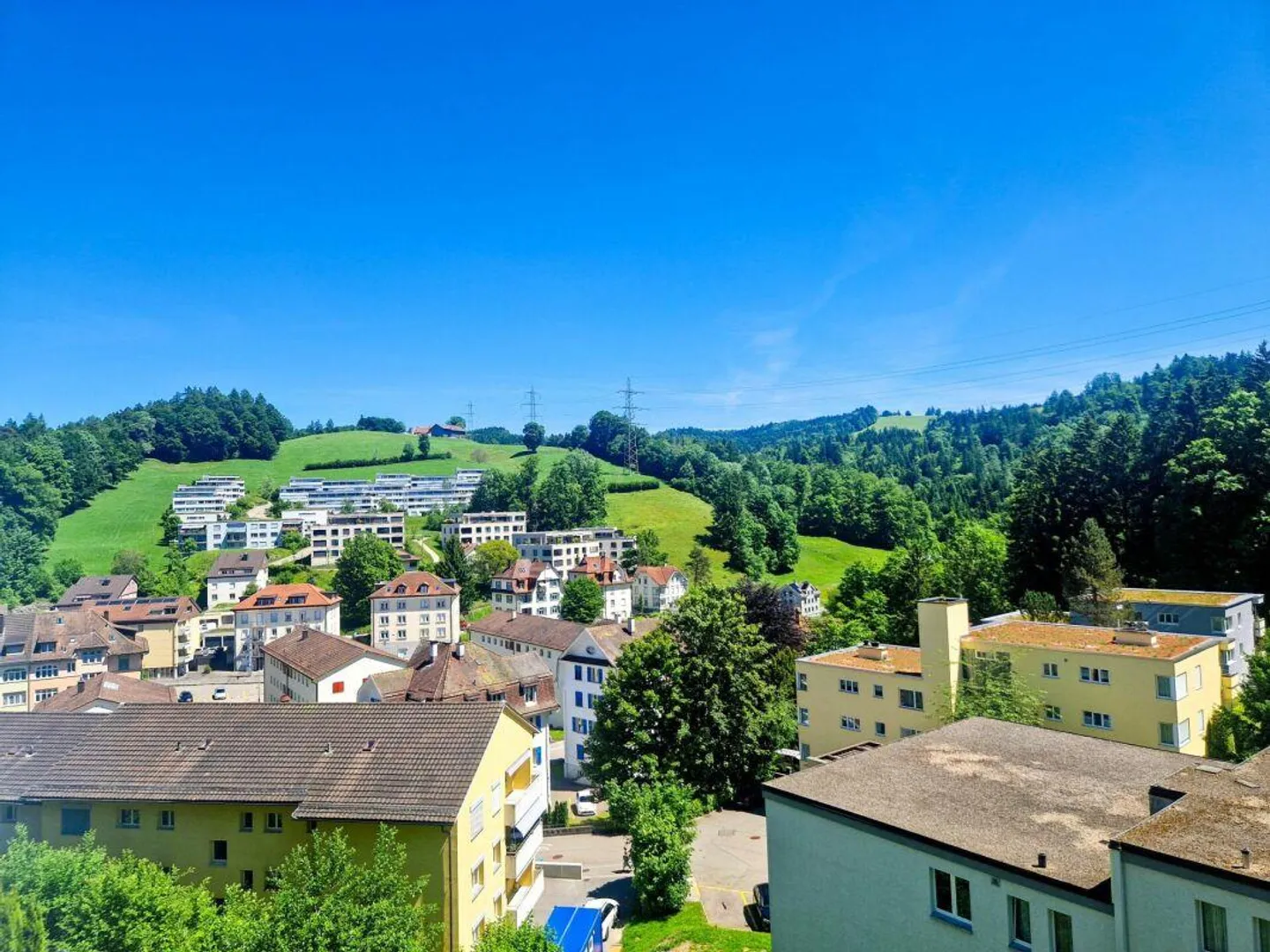 Luminoso appartamento di 4,5 stanze nel tranquillo quartiere di Riethüsli con vista aperta - Foto 1 di 11