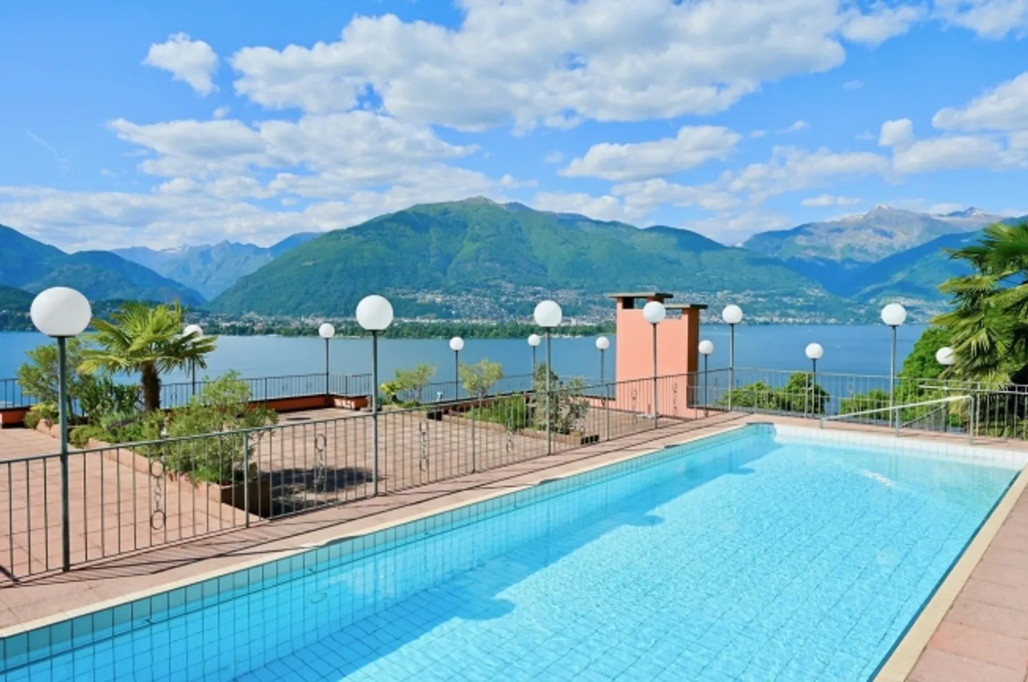 Charming holiday apartment with rooftop pool - Photo 2 of 14