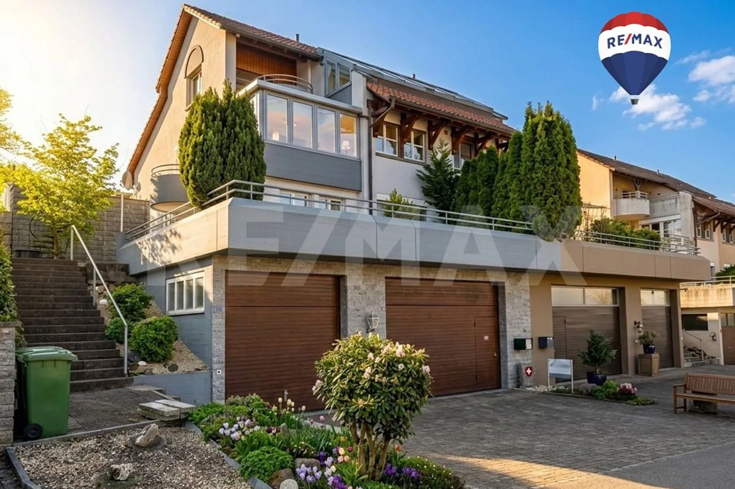 Spacious 6.5-room corner house with lake view and pool - Photo 1 of 13
