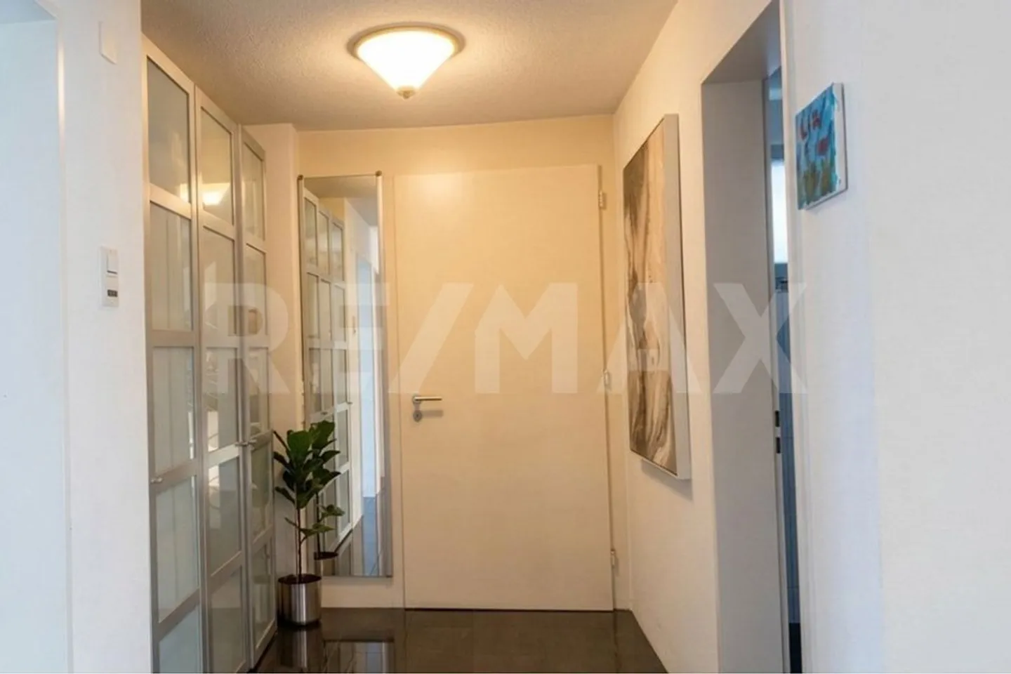 Spacious 6.5-room corner house with lake view and pool - Photo 2 of 13