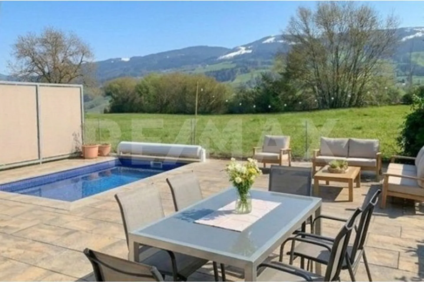 Spacious 6.5-room corner house with lake view and pool - Photo 9 of 13