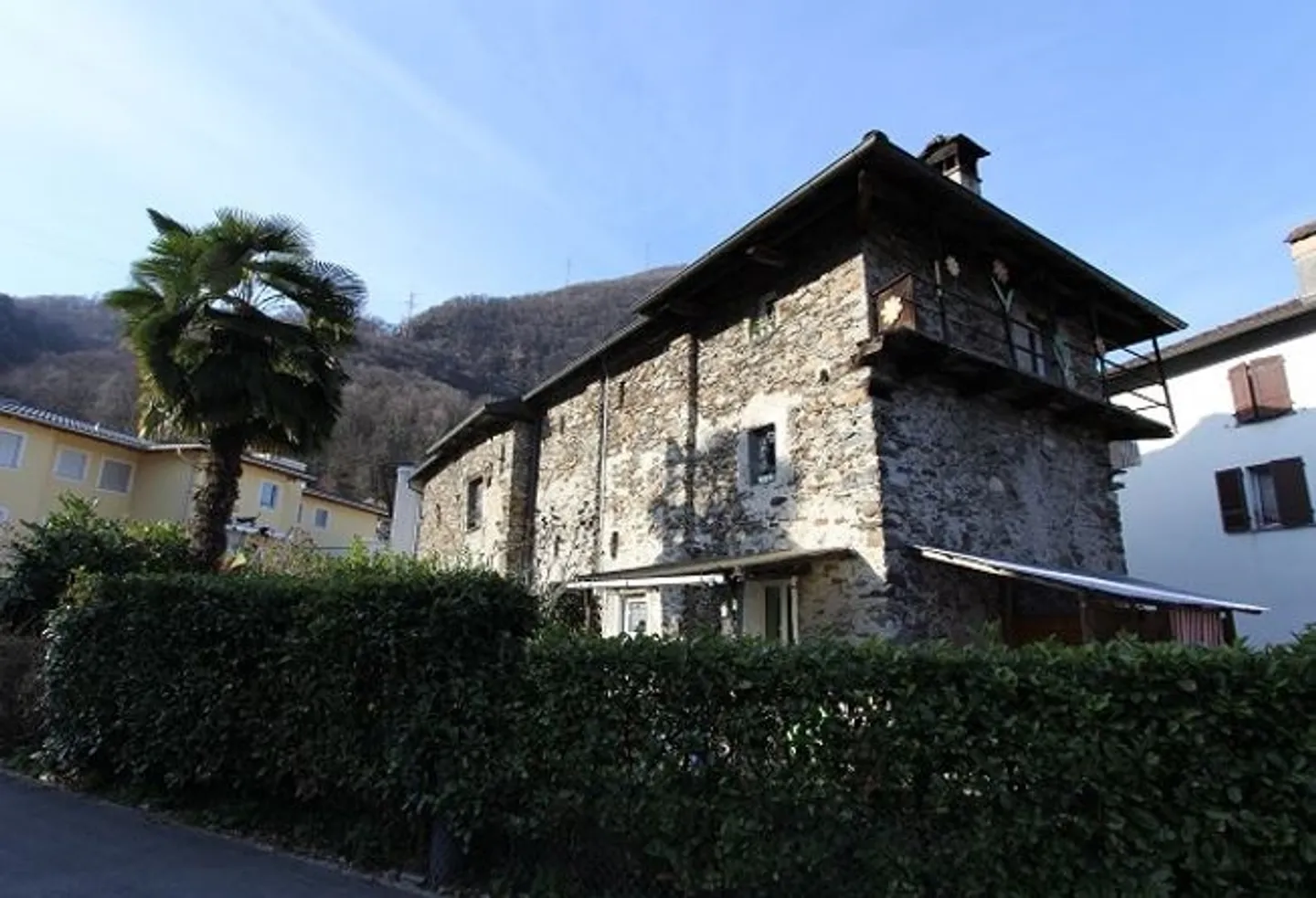 Sezione di casa di villaggio con giardino e vista - Foto 1 di 12